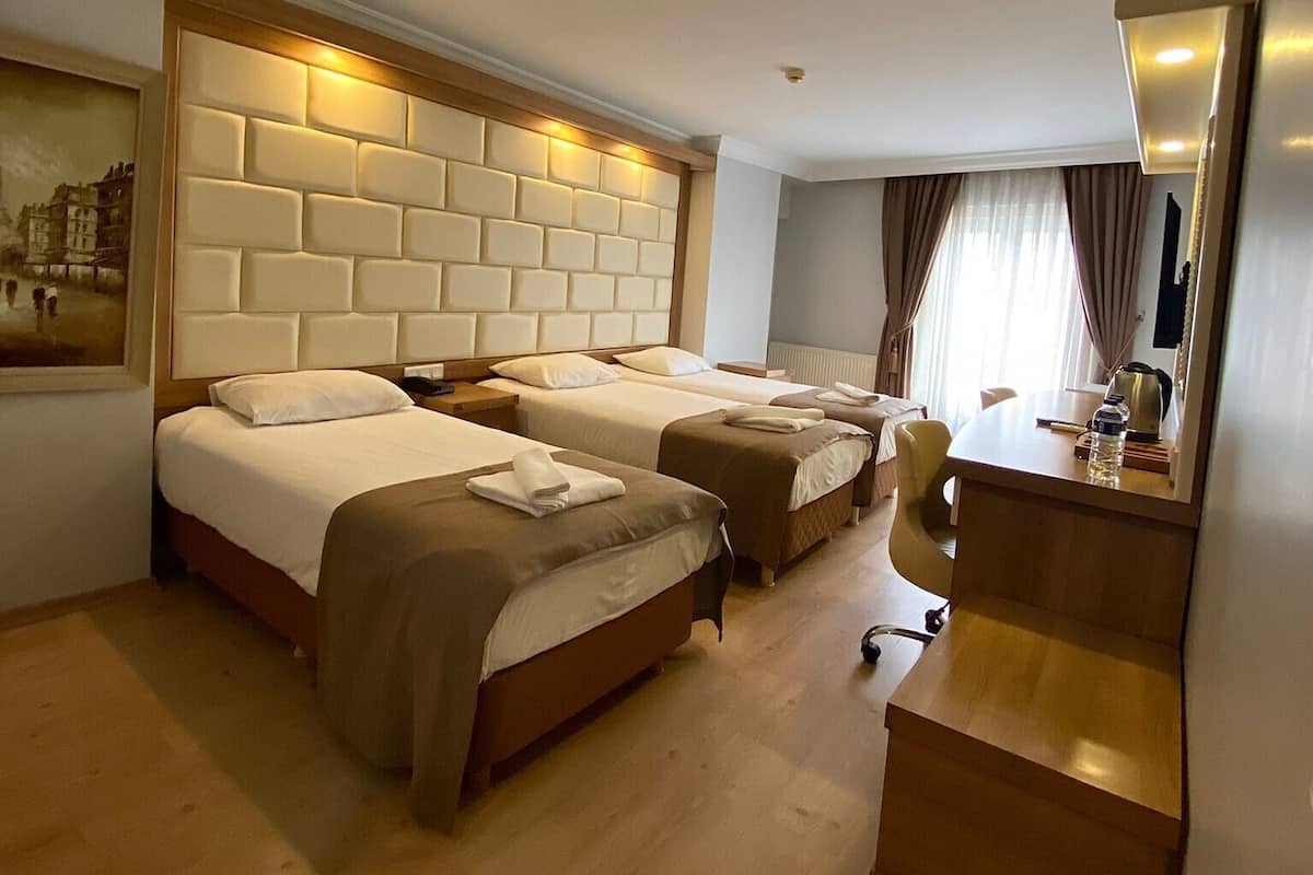 Habitación familiar, 3 camas individuales | Minibar, caja de seguridad en la habitación y escritorio