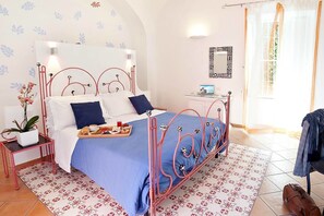 Minibar, in-room safe, soundproofing, free WiFi