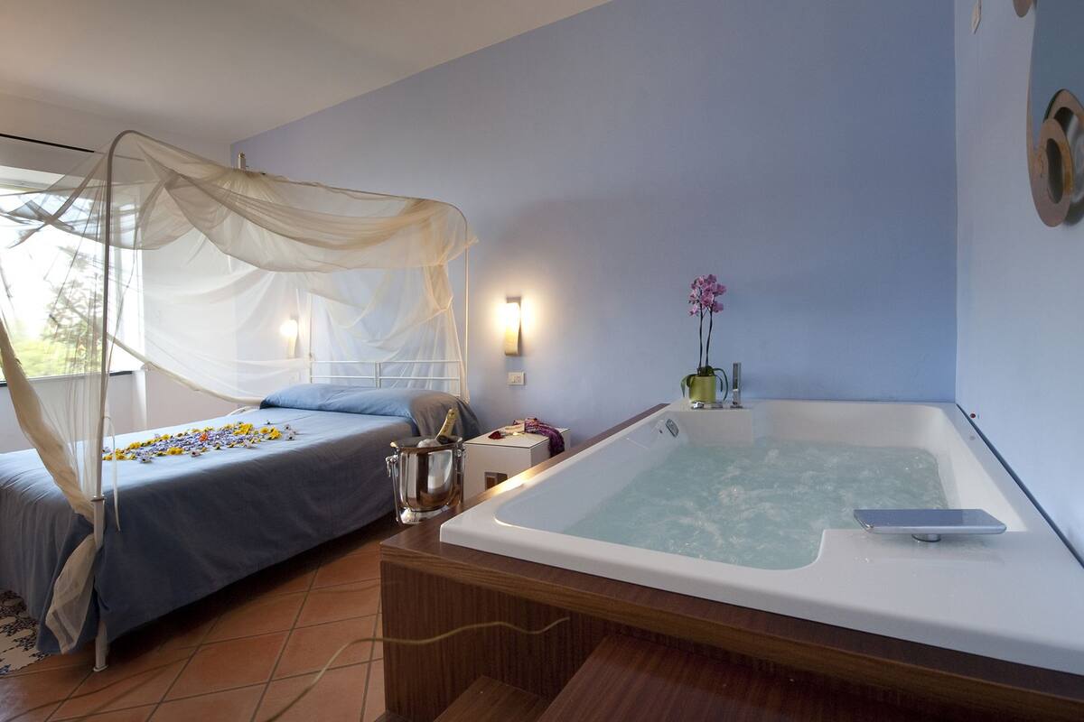 suite, 1 double bed | minibar, in-room safe, soundproofing, free wifi