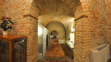 供應午餐、晚餐;地區菜;園景