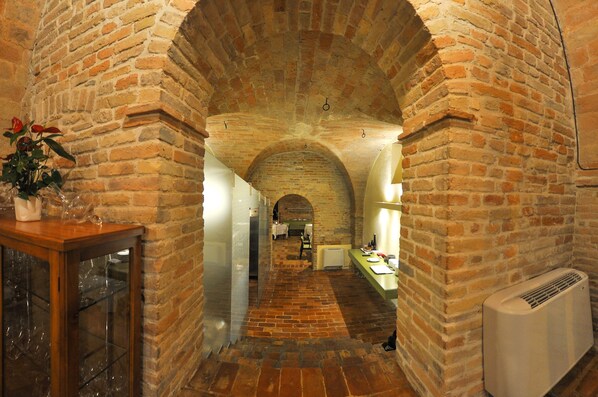 供应午餐和晚餐，地区菜，花园景观