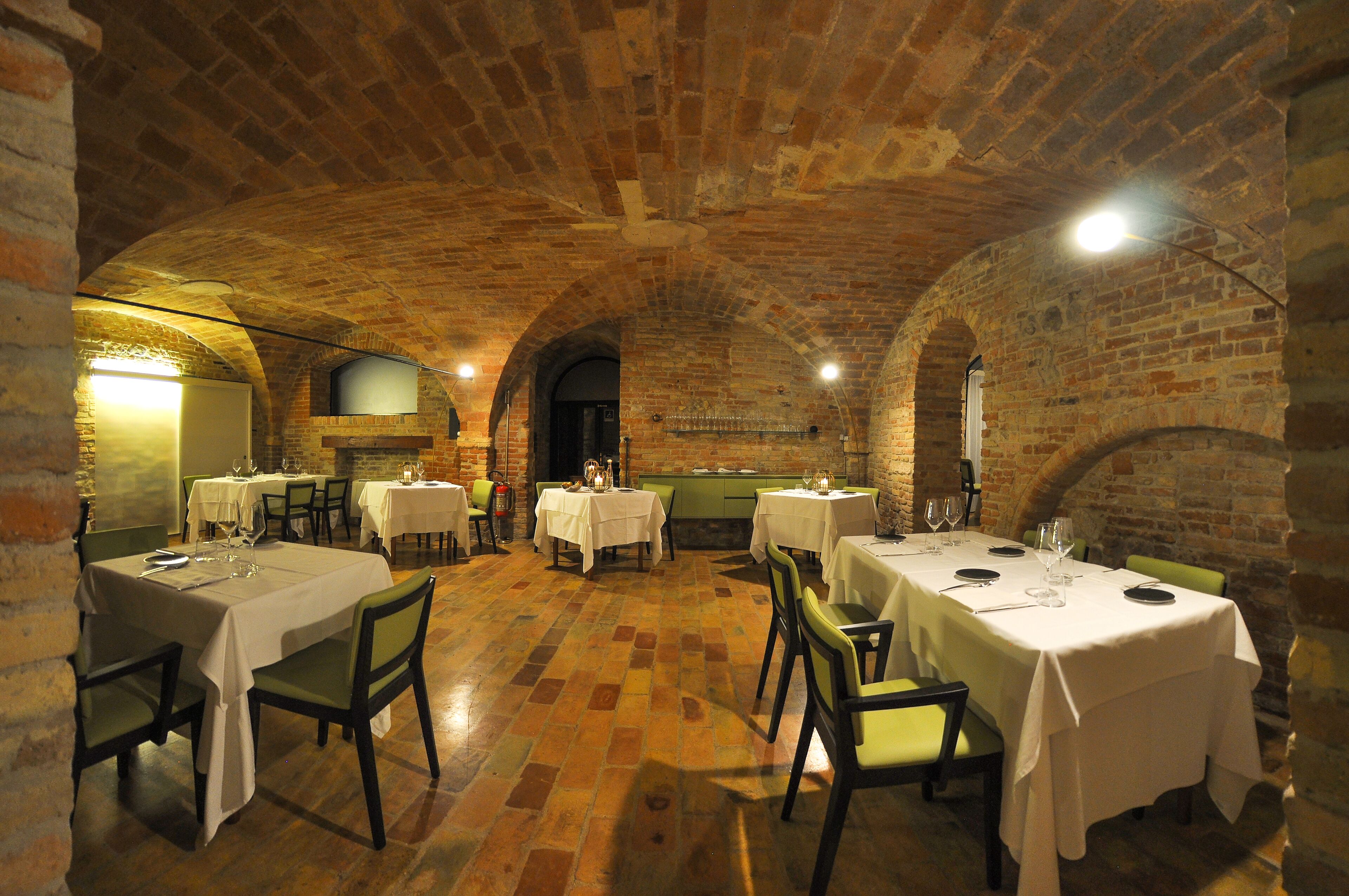 供应午餐和晚餐，地区菜，花园景观