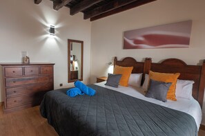 Habitación doble estándar, vista al jardín | Edredón, minibar y caja de seguridad en la habitación 