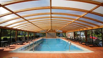 Indendørs pool, åben fra kl. 08.00 til kl. 19.30, liggestole