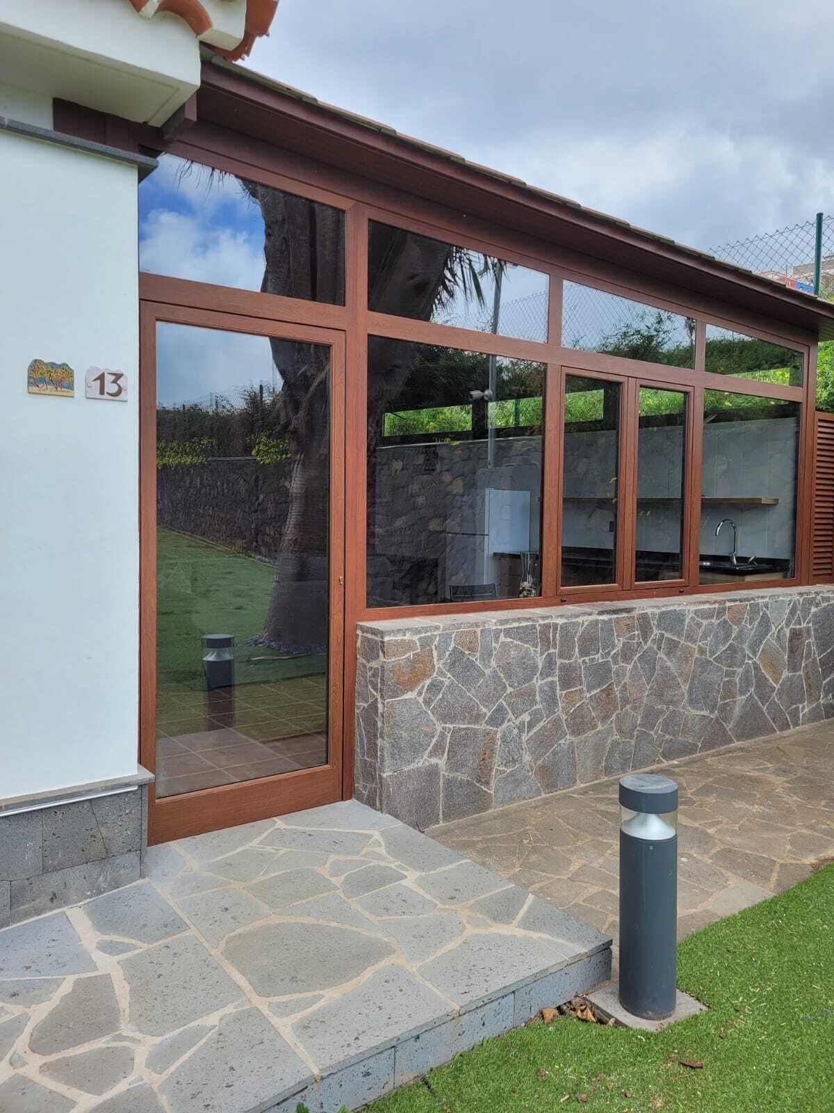 Estudio estándar, vistas a la montaña | Edredones de plumas, minibar, caja fuerte y mobiliario individual