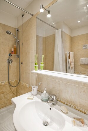 Douche, articles de toilette gratuits, sèche-cheveux