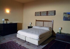 Triple Room | Desk, iron/ironing board, rollaway beds, free WiFi - Casa Orioles (Palermo)
