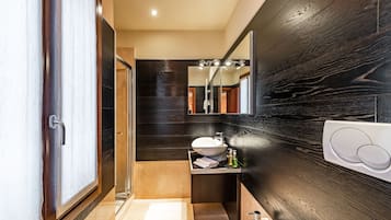 Classic Double or Twin Room | Bathroom
