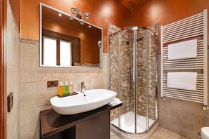 Suite, City View | Bathroom | Hydromassage showerhead, hair dryer, bidet, towels - Abbazia De Luxe (Venice)