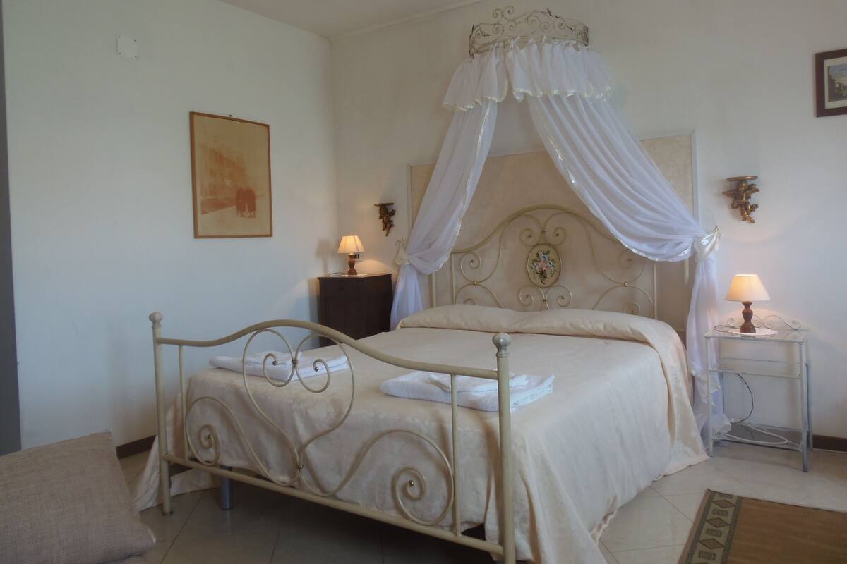 Quarto triplo, banheiro privativo | Lençóis italianos Frette, roupas de cama premium