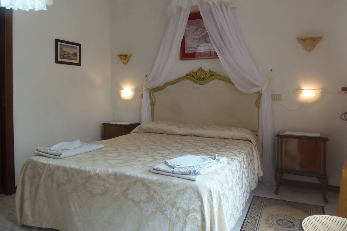 Quarto triplo, banheiro privativo | Lençóis italianos Frette, roupas de cama premium