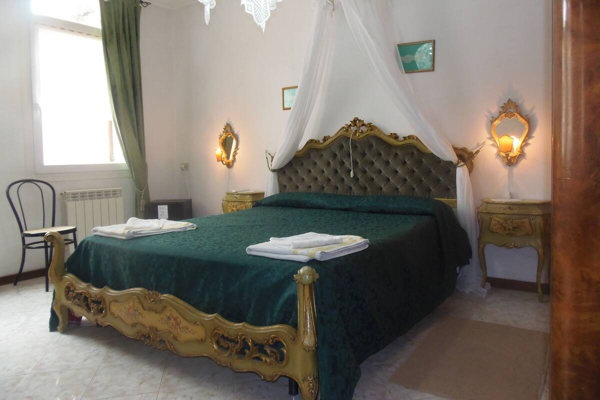 Quarto casal standard, banheiro privativo | Lençóis italianos Frette, roupas de cama premium