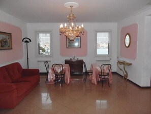 22-inch LED TV with satellite channels, TV - B&B Ca' Isabella (Venice)