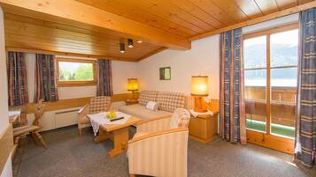 Standard Apartment, 1 Bedroom, Balcony, Lake View (4 Persons) | Living area