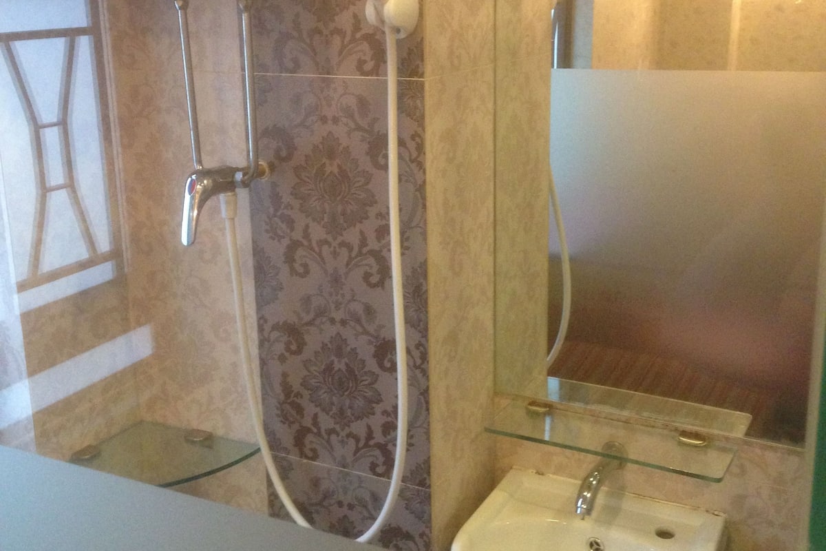 Shower, pengering rambut, dan sandal