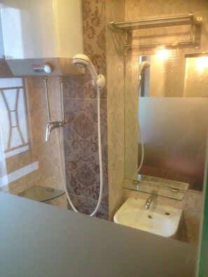Shower, hair dryer, slippers - Hong Kong Co-living Space, Kowloon Youth Village (Kowloon)