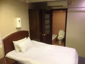 Hypo-allergenic bedding, blackout drapes, soundproofing, free WiFi - Kowloon YOUTH Village Tsim Sha Tsui (Kowloon)