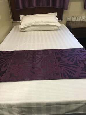 Hypo-allergenic bedding, blackout curtains, soundproofing, free WiFi - Hong Kong Co-living Space, Kowloon Youth Village (Kowloon)