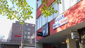 A hotel named "VEGA" with a sign indicating "Aparthotel" and "Sky Parking". - Aparthotel Vega (Berlin)