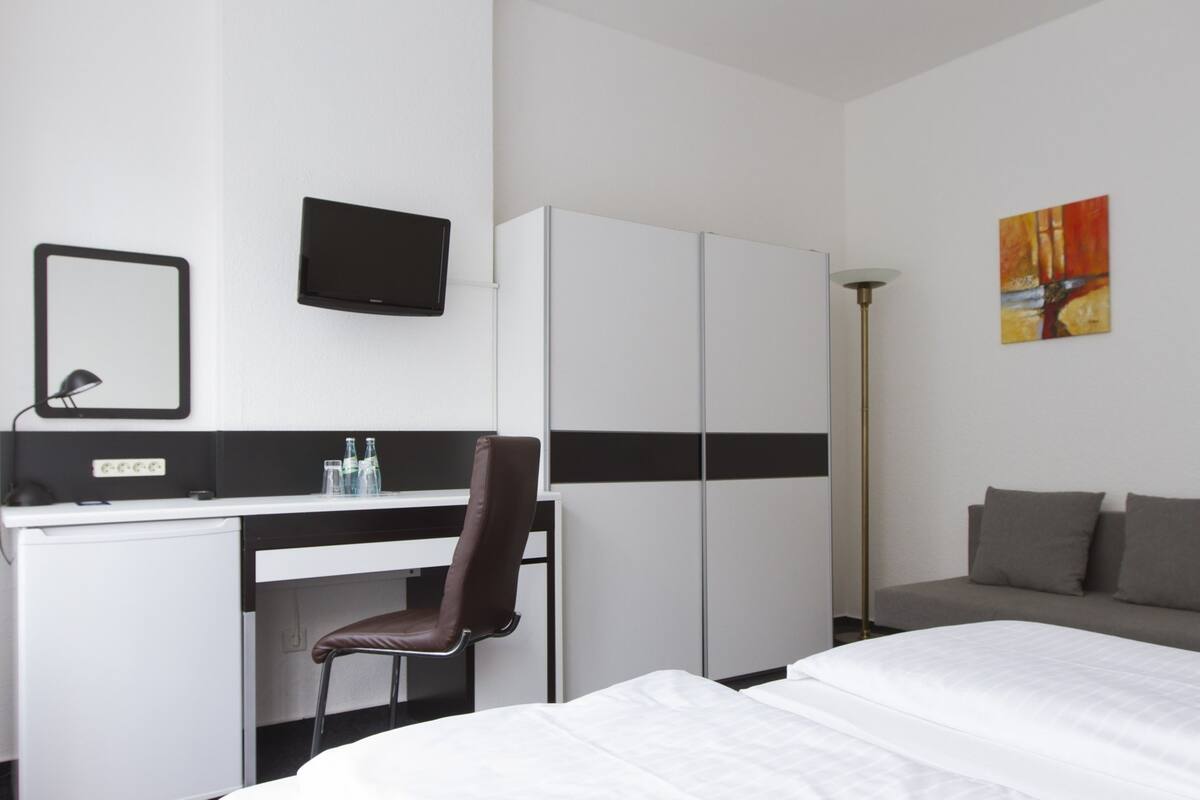 Habitación triple | Ropa de cama de alta calidad, escritorio, tabla de planchar con plancha