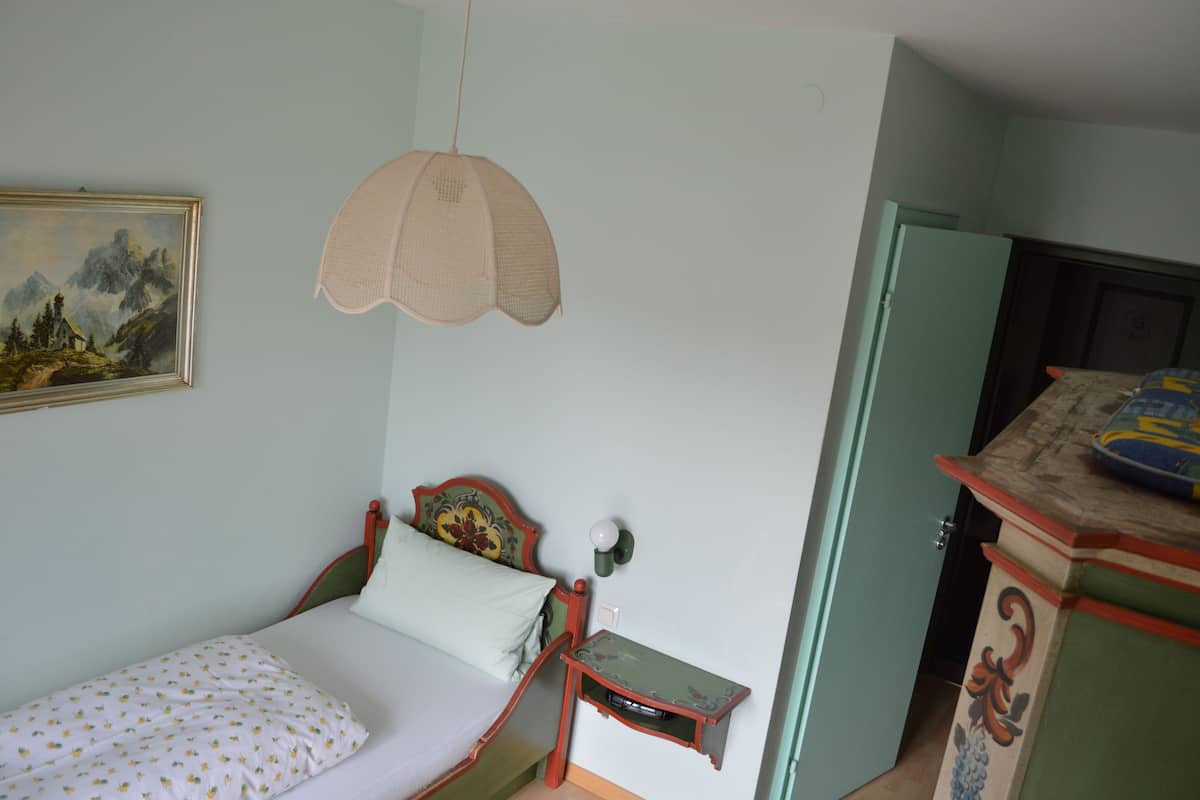 Eenpersoonskamer | Luxe beddengoed, een kluis op de kamer, geluiddichte muren, gratis wifi