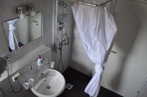 Eenpersoonskamer | Badkamer | Een douche, een haardroger