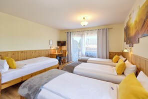 Quadruple Room | In-room safe, desk, soundproofing, iron/ironing board (on request) - Airport-Hotel Fortuna (Lautzenhausen)