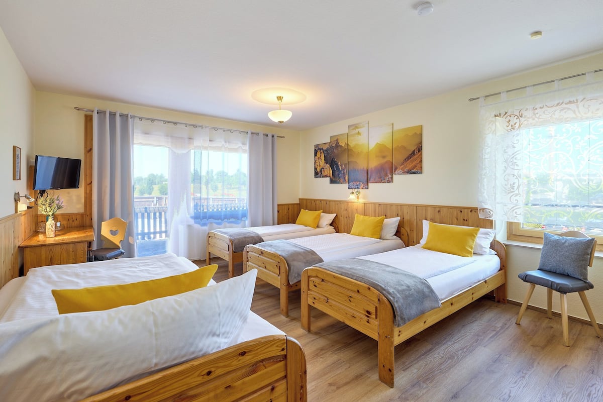 quadruple room | 1 bedroom, in-room safe, desk, soundproofing