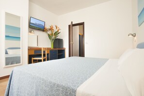 Economy Double Room | Minibar, in-room safe, desk, laptop workspace - Hotel Oasis (Alghero)
