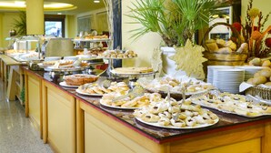 A buffet with various pastries and desserts. - Hotel Oasis (Alghero)