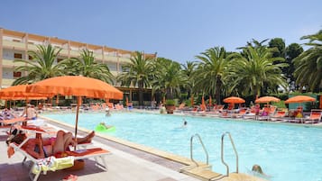 Piscine extérieure, parasols de plage, chaises longues