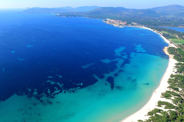 Beach nearby, white sand, sun loungers
