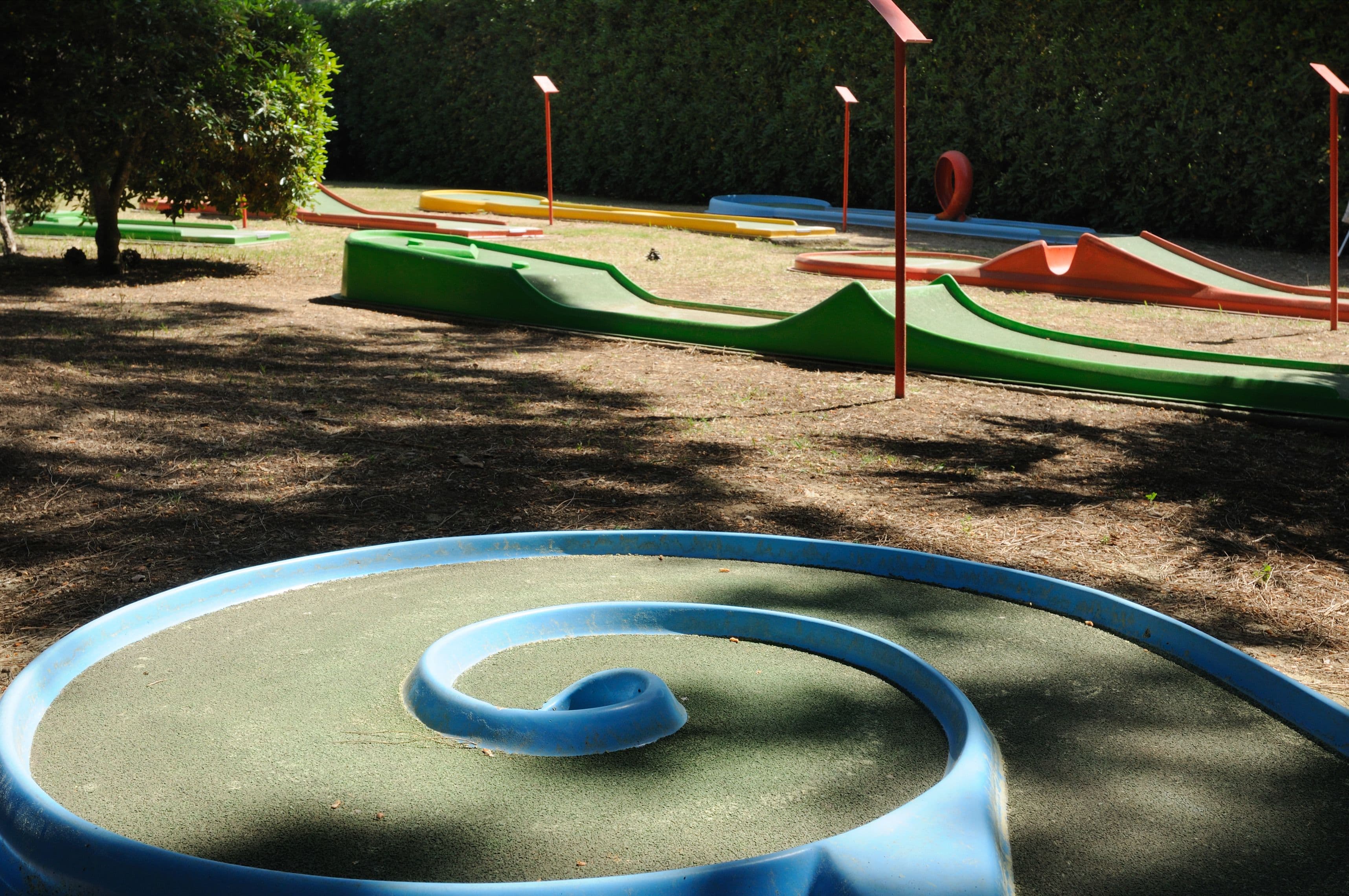 Un parque infantil con toboganes y estructuras de juego.