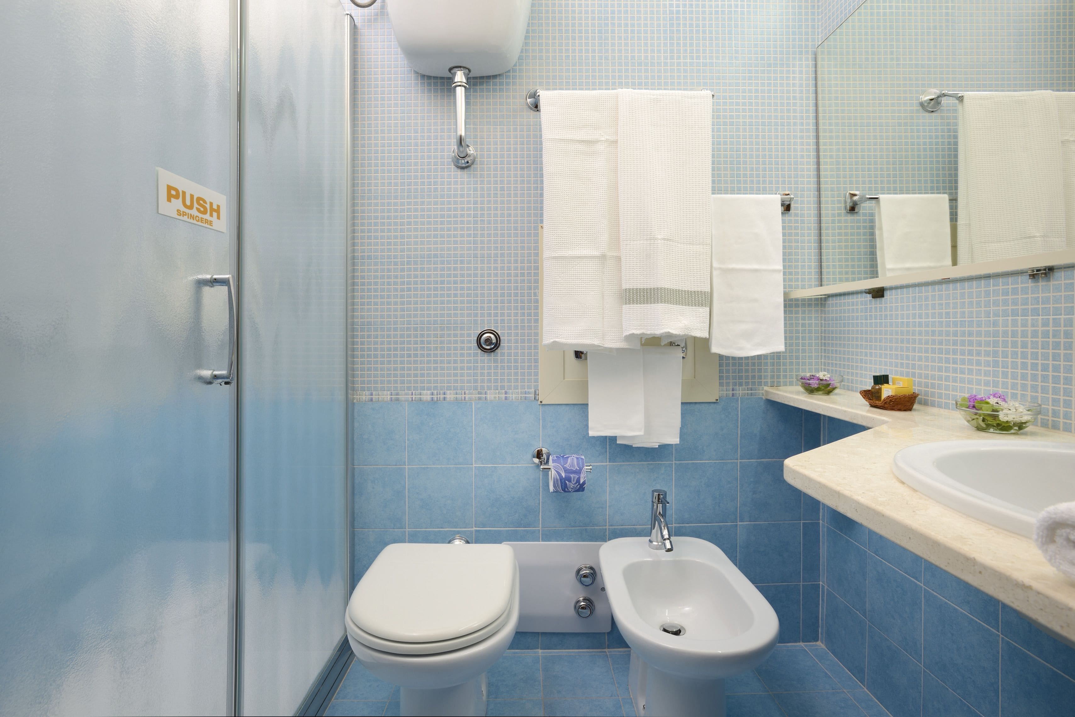Ein Badezimmer mit Toilette, Bidet und Waschbecken.