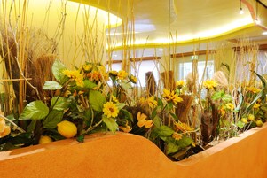 Eine Pflanzenausstellung mit verschiedenen Blumen und Grünpflanzen.