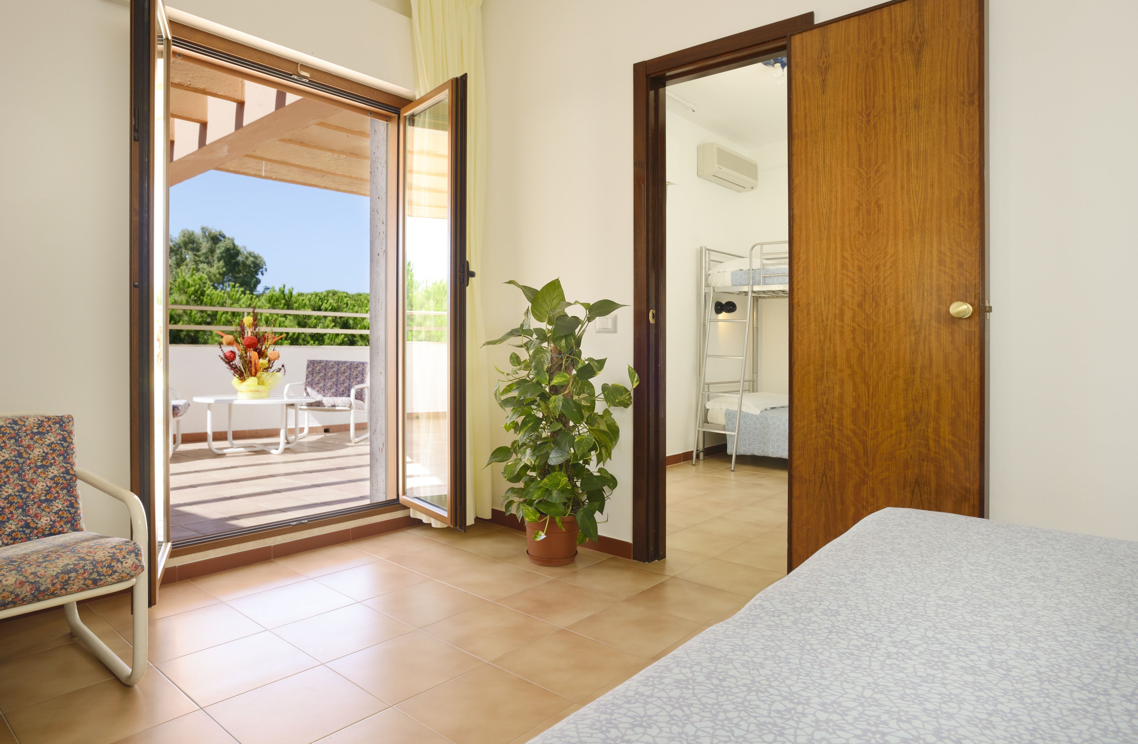 Habitación cuádruple | Minibar, caja de seguridad en la habitación y escritorio 