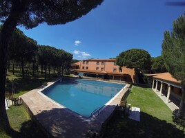 Una piscina al aire libre de temporada, sillones reclinables de piscina