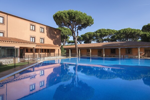 Seasonal outdoor pool, pool loungers