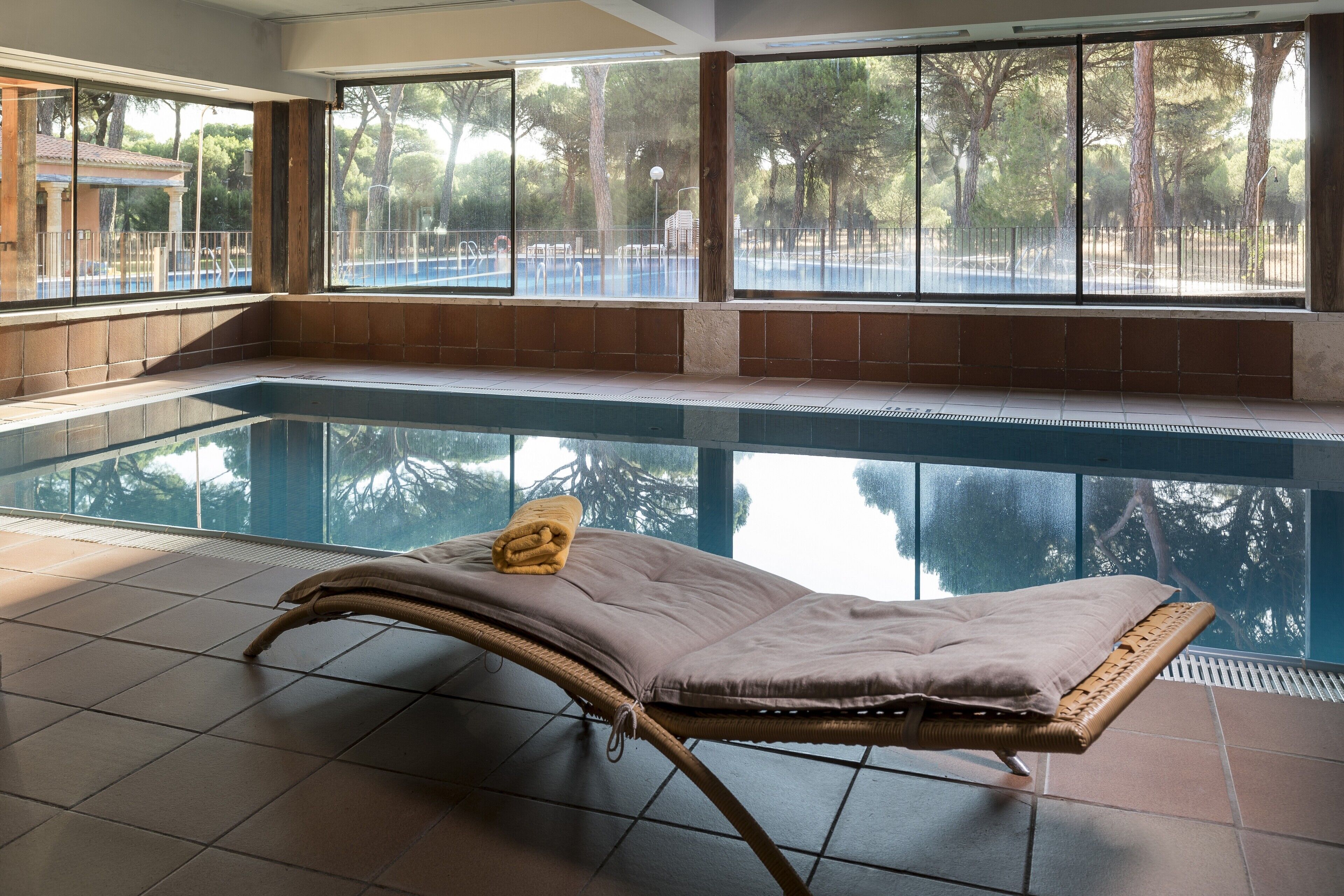 seasonal outdoor pool, pool loungers