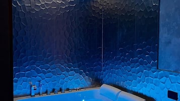 Habitación doble Deluxe, hidromasaje | Baño | Regadera, bidet, toallas