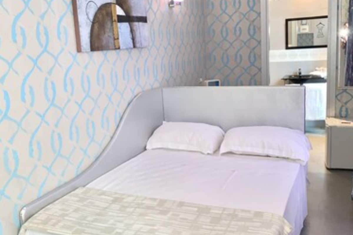 1 bedroom, hypo-allergenic bedding, minibar, in-room safe