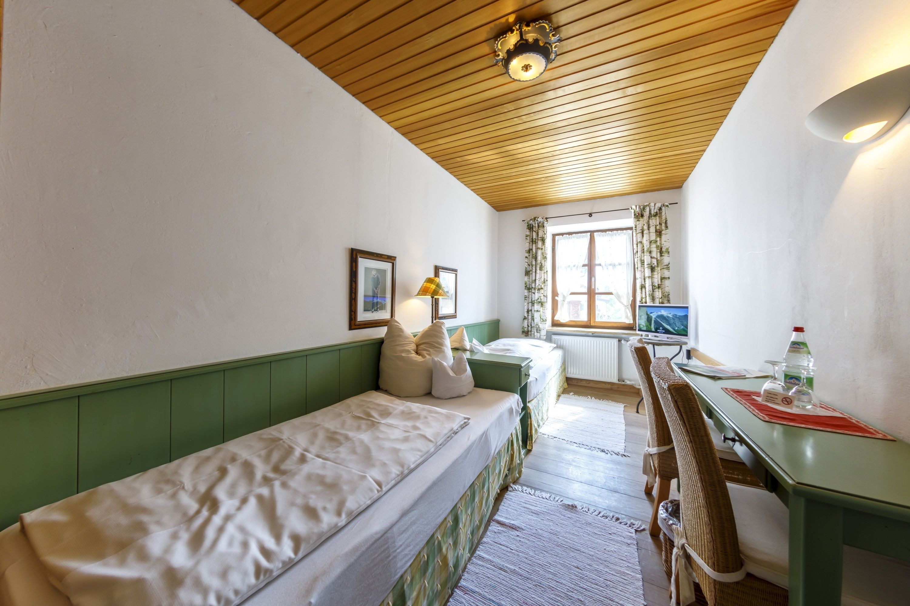 twin room, non smoking | room amenity