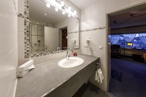 Suite junior, 1 habitación, balcón | Lavabo del cuarto de baño