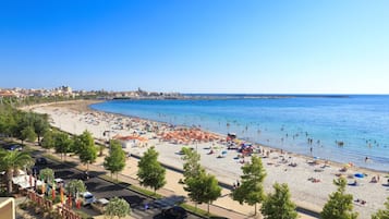 Ubicación a pie de playa, arena blanca, sombrillas y toallas de playa