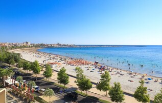 Ubicación a pie de playa, arena blanca, sombrillas y toallas de playa