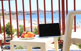Habitación triple, balcón, vistas al mar | Balcón