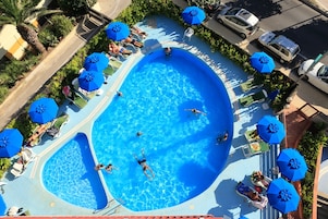 Seasonal outdoor pool, sun loungers