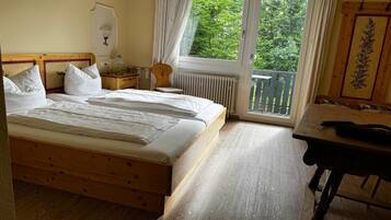 Basic-Doppel- oder -Zweibettzimmer | Individuell eingerichtet, Schreibtisch, BĂŒgeleisen/BĂŒgelbrett