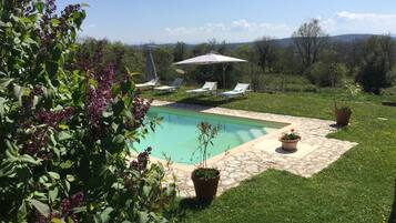 Piscine extérieure (ouverte en saison), parasols de plage