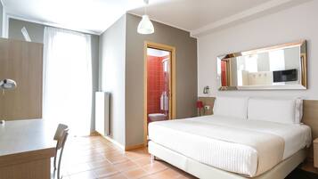 Double Room | Minibar, in-room safe, desk, soundproofing